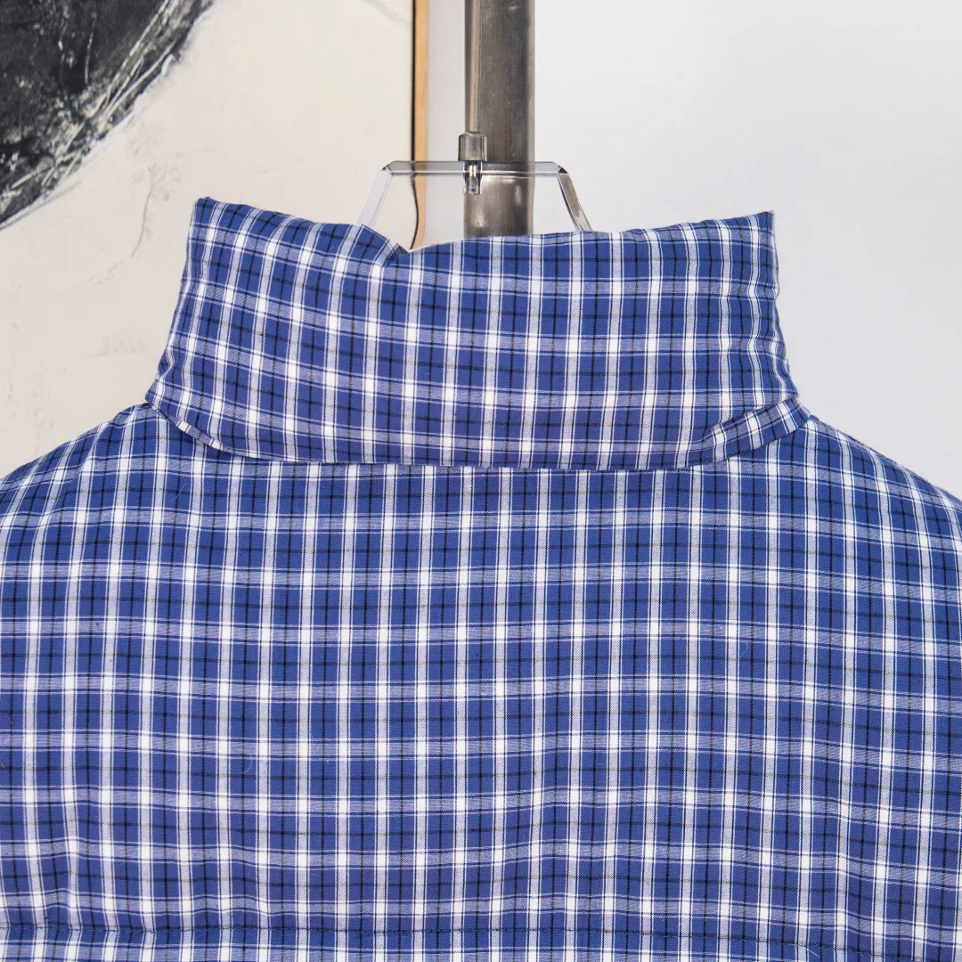 P560 zp version [Exclusive supply] Ralph Lauren/Ralph Lauren 2024aw new autumn and winter fresh small blue check short stand collar down jacket - face cotton high-count high-density yarn-dyed plaid fabric ✅ - 350T contrast polyester lining inside double-layer 360T high-density bile cloth ✅ - placket varnished pearl chestnut four-button hem with hidden elastic drawstring ✅ -RL lazy small blue check down jacket A must-have item for homegirls. Small blue checkered face. The color is soft and white. The shape and materials add points to the appearance. It is not greasy for daily wear. The blue checkered freshness makes the color uniform. Make a fashionable and eye-catching bag in dull winter. Color: Blue Checkered Size: S M L XL Number: WW10758